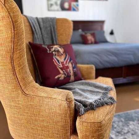 Private Bright Modern Studio! Queen Bed ! فكتوريا المظهر الخارجي الصورة