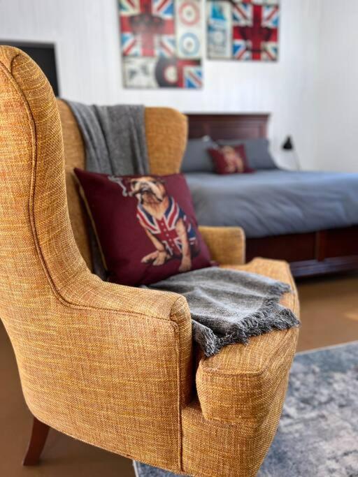 Private Bright Modern Studio! Queen Bed ! فكتوريا المظهر الخارجي الصورة