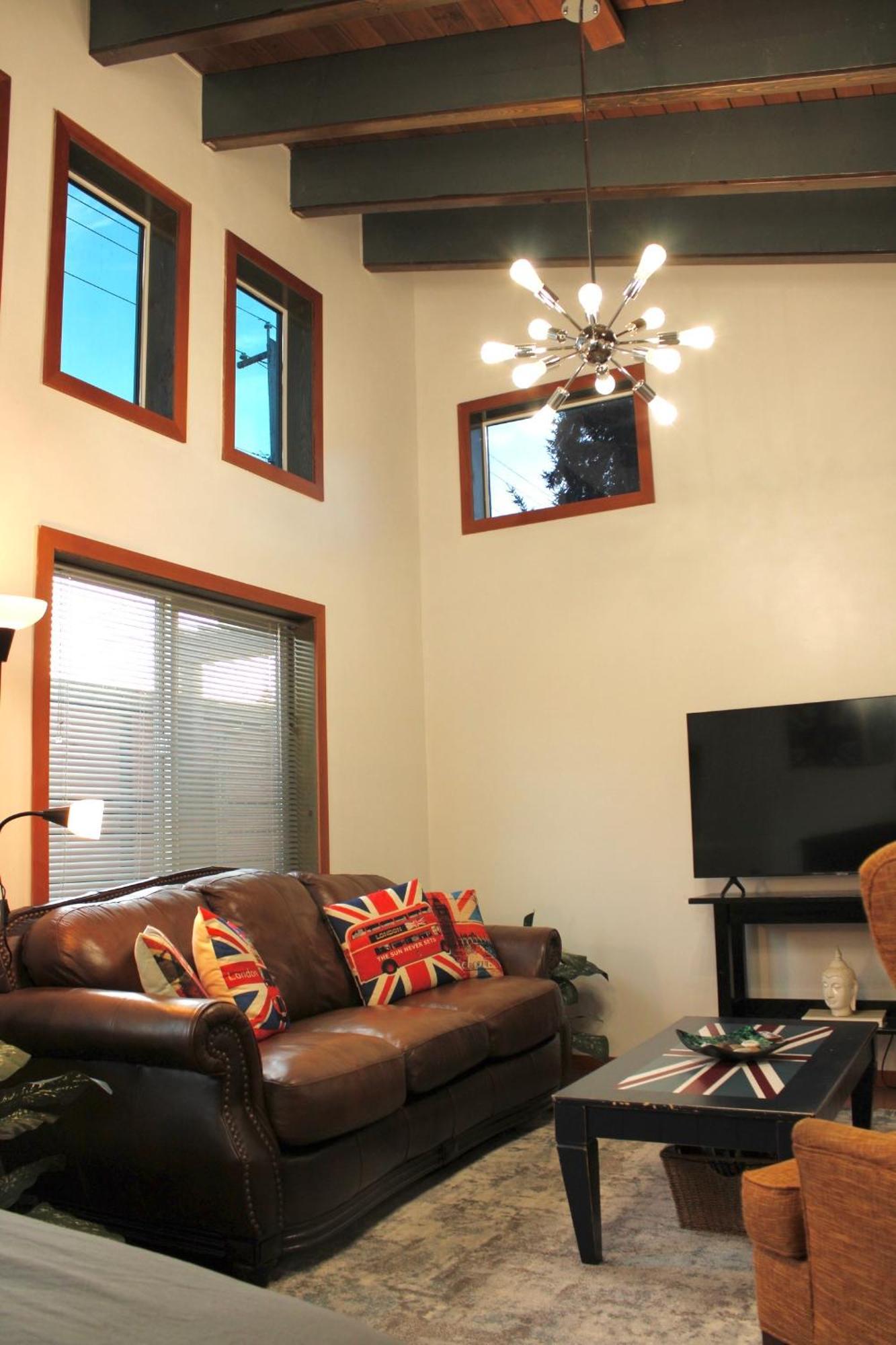 Private Bright Modern Studio! Queen Bed ! فكتوريا المظهر الخارجي الصورة