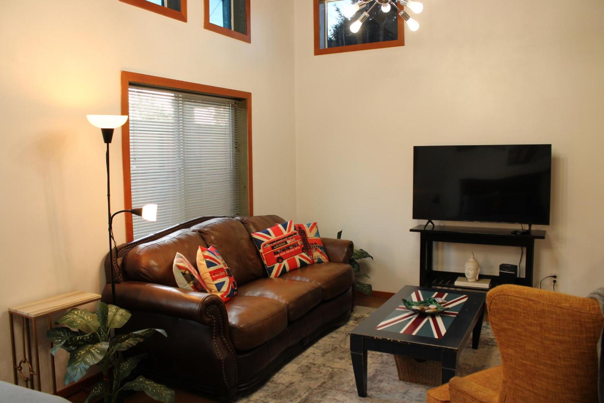 Private Bright Modern Studio! Queen Bed ! فكتوريا المظهر الخارجي الصورة