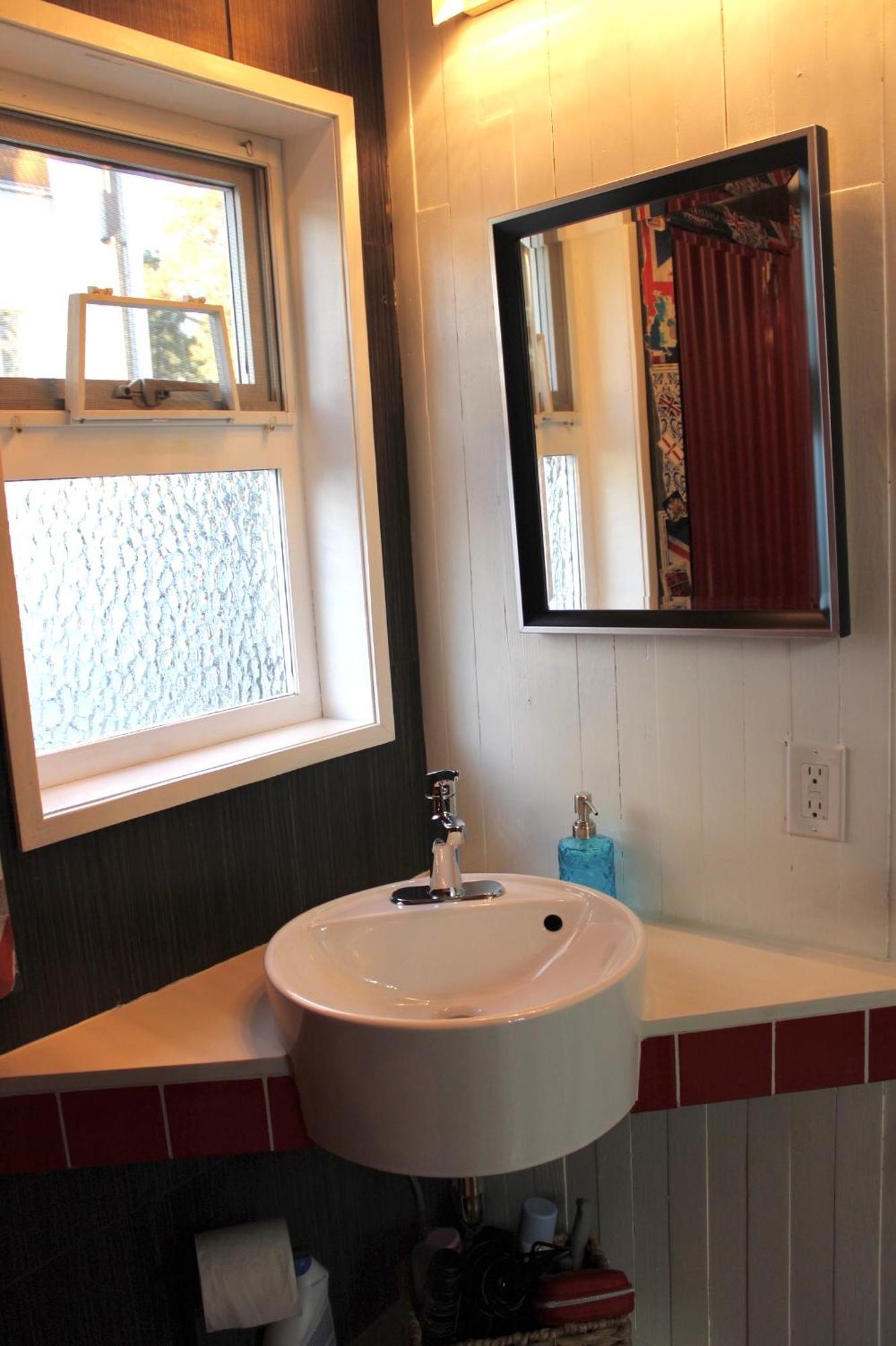 Private Bright Modern Studio! Queen Bed ! فكتوريا المظهر الخارجي الصورة