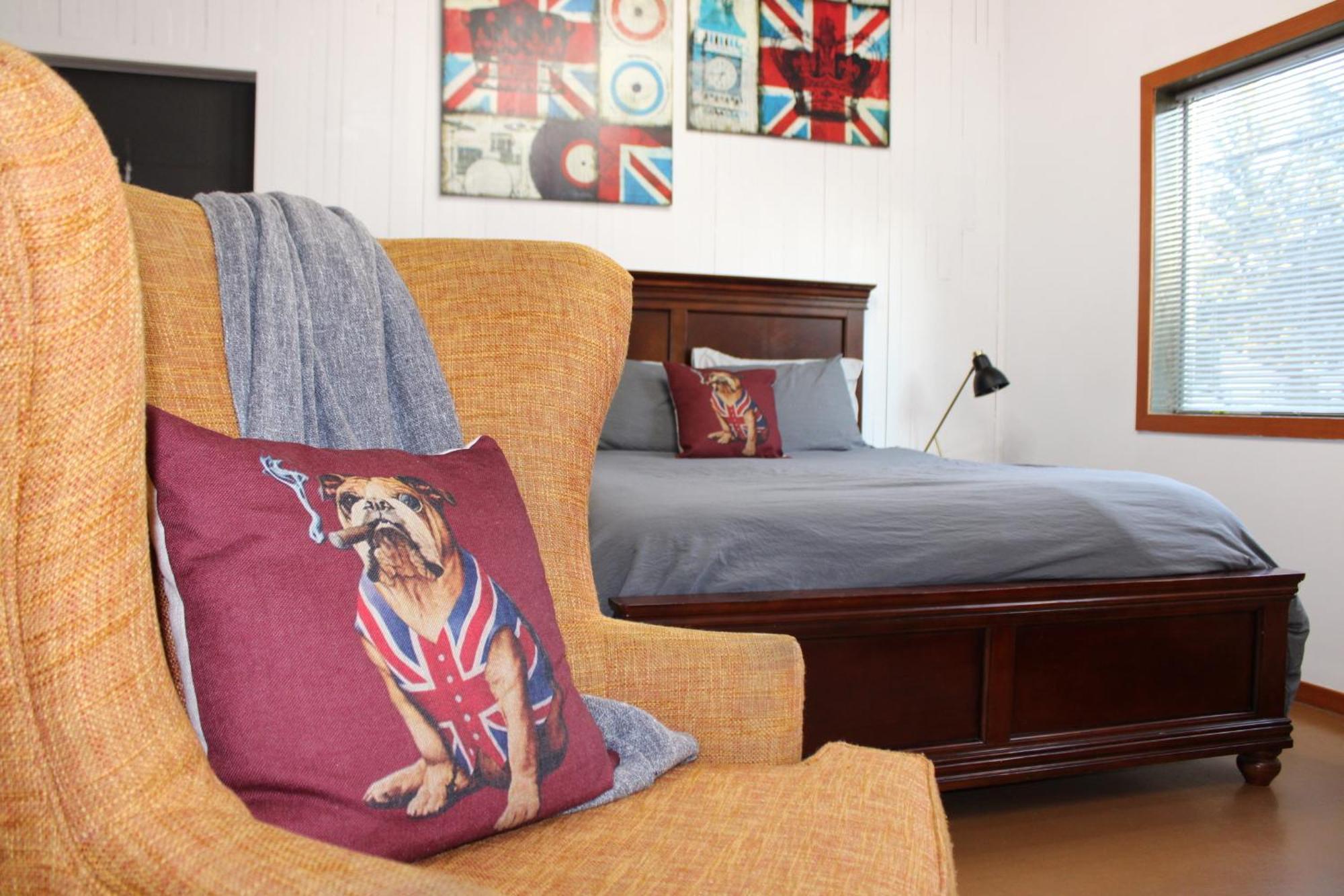 Private Bright Modern Studio! Queen Bed ! فكتوريا المظهر الخارجي الصورة