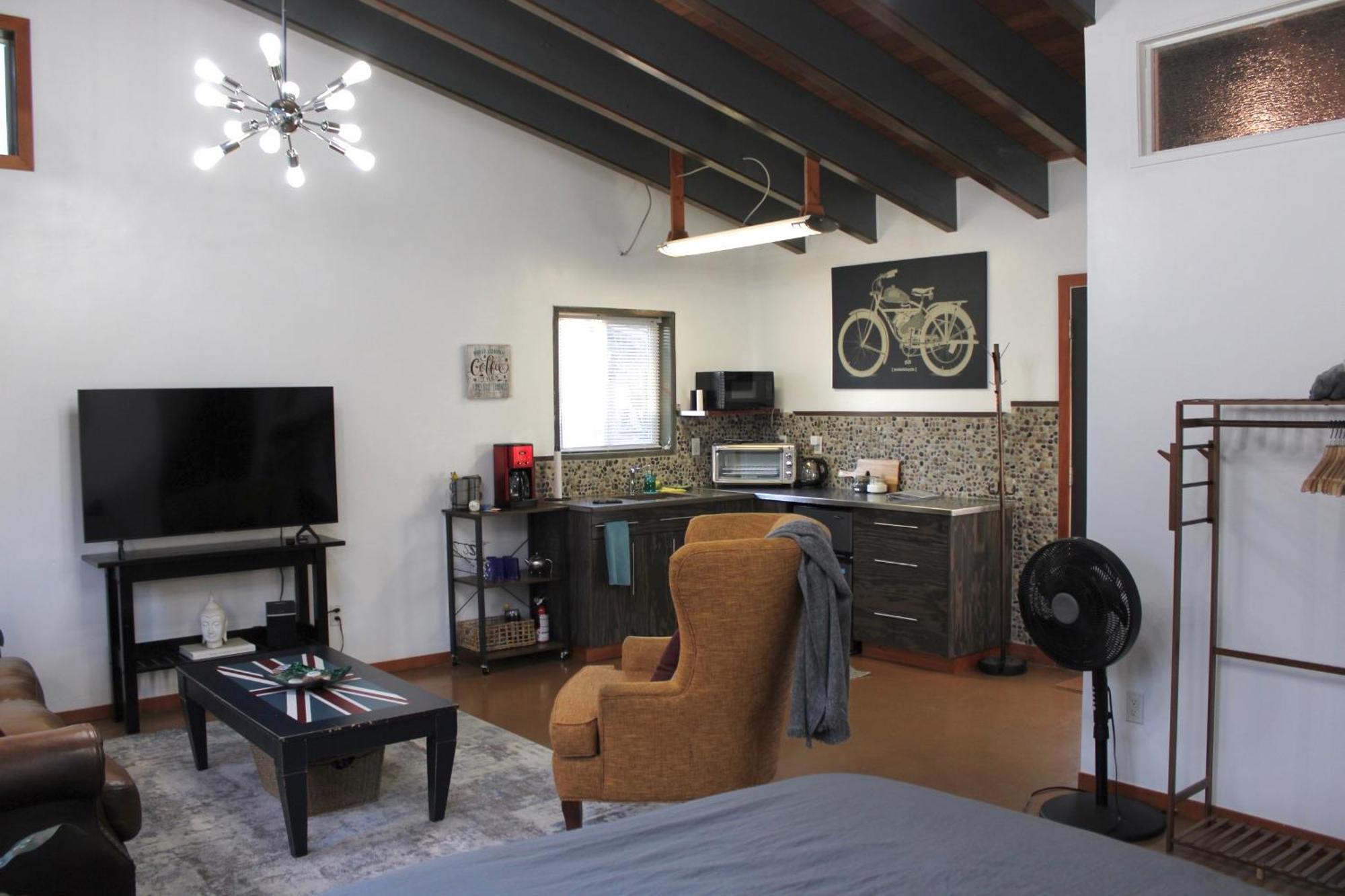 Private Bright Modern Studio! Queen Bed ! فكتوريا المظهر الخارجي الصورة