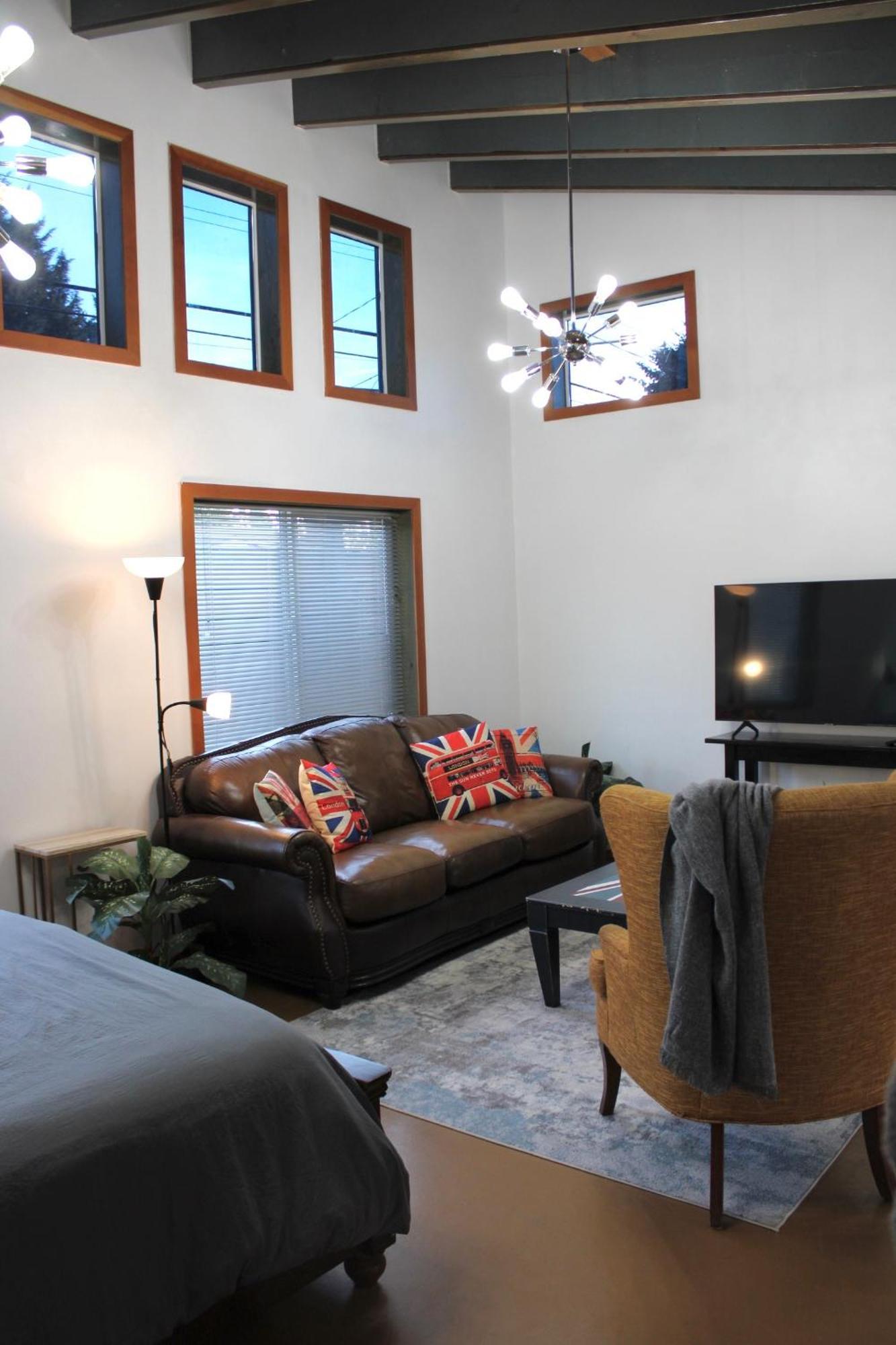 Private Bright Modern Studio! Queen Bed ! فكتوريا المظهر الخارجي الصورة
