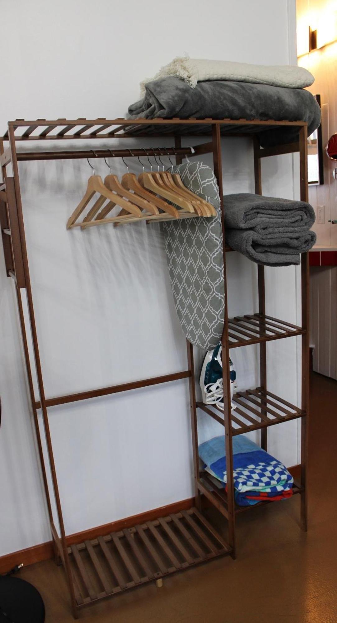 Private Bright Modern Studio! Queen Bed ! فكتوريا المظهر الخارجي الصورة