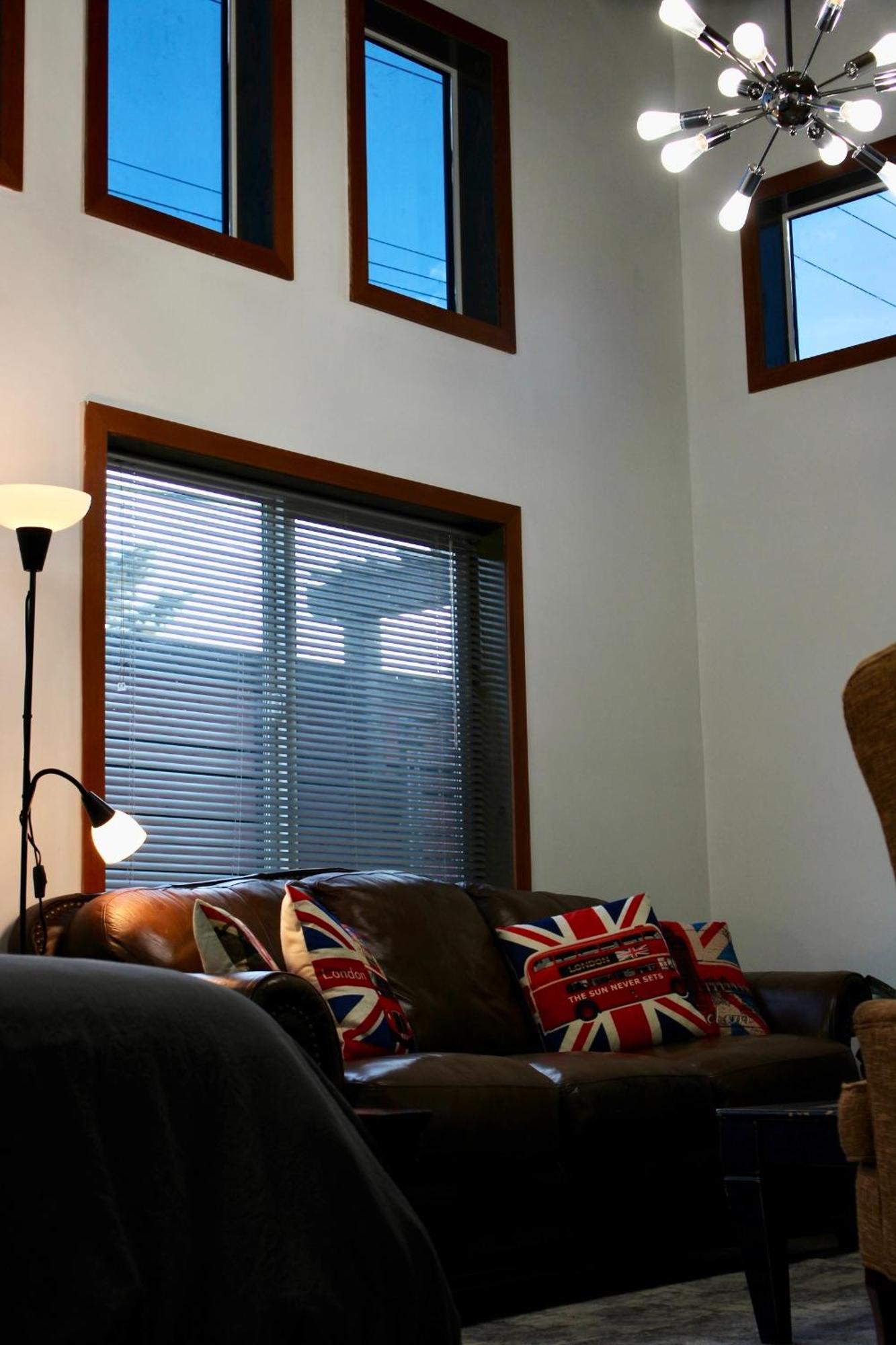 Private Bright Modern Studio! Queen Bed ! فكتوريا المظهر الخارجي الصورة